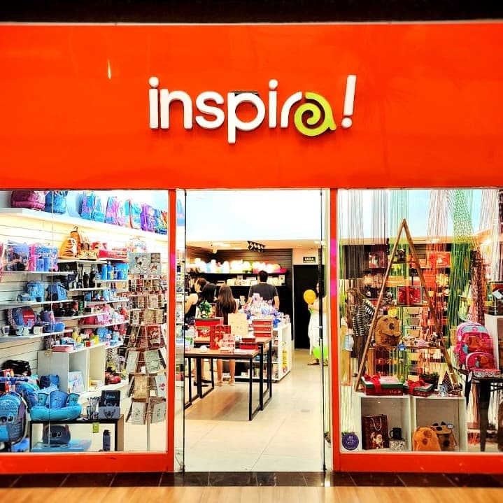 Imagem de interna da loja inspira papelaria e presentes