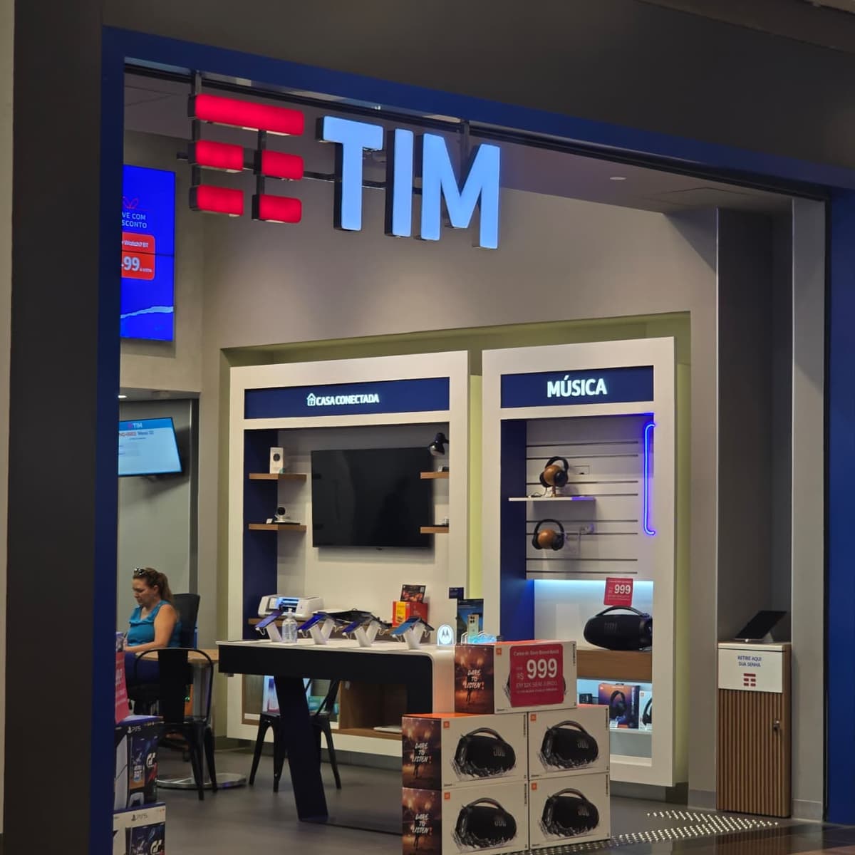 Imagem de interna da loja tim