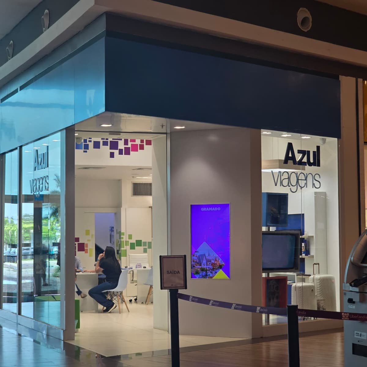 Imagem de interna da loja azul viagens