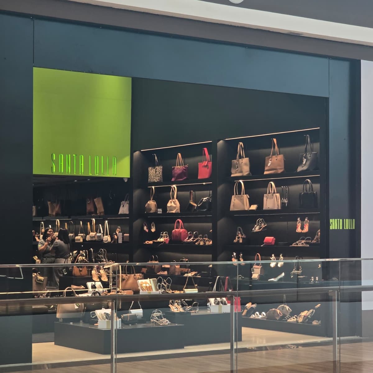 Imagem de interna da loja santa lolla