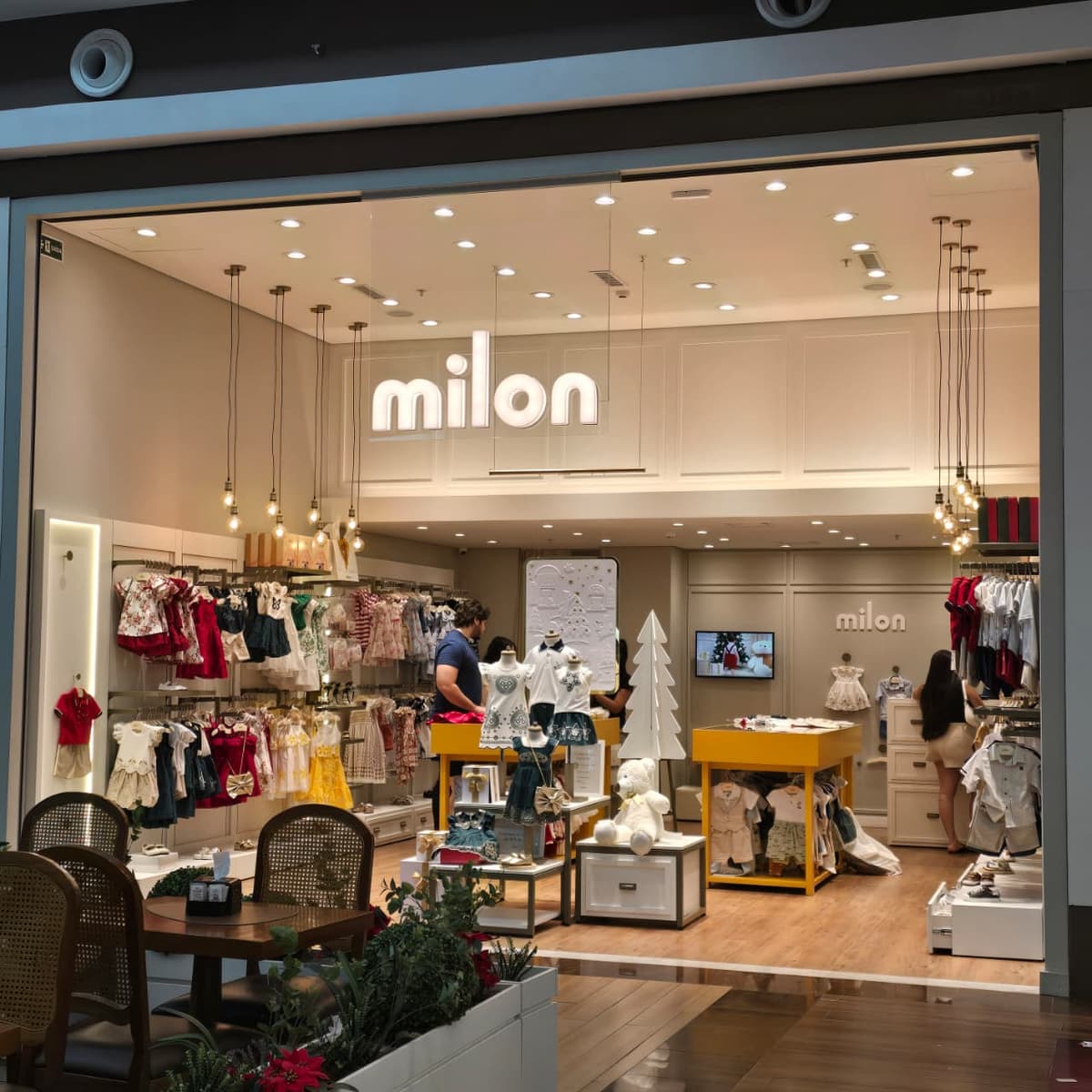 Imagem de interna da loja milon