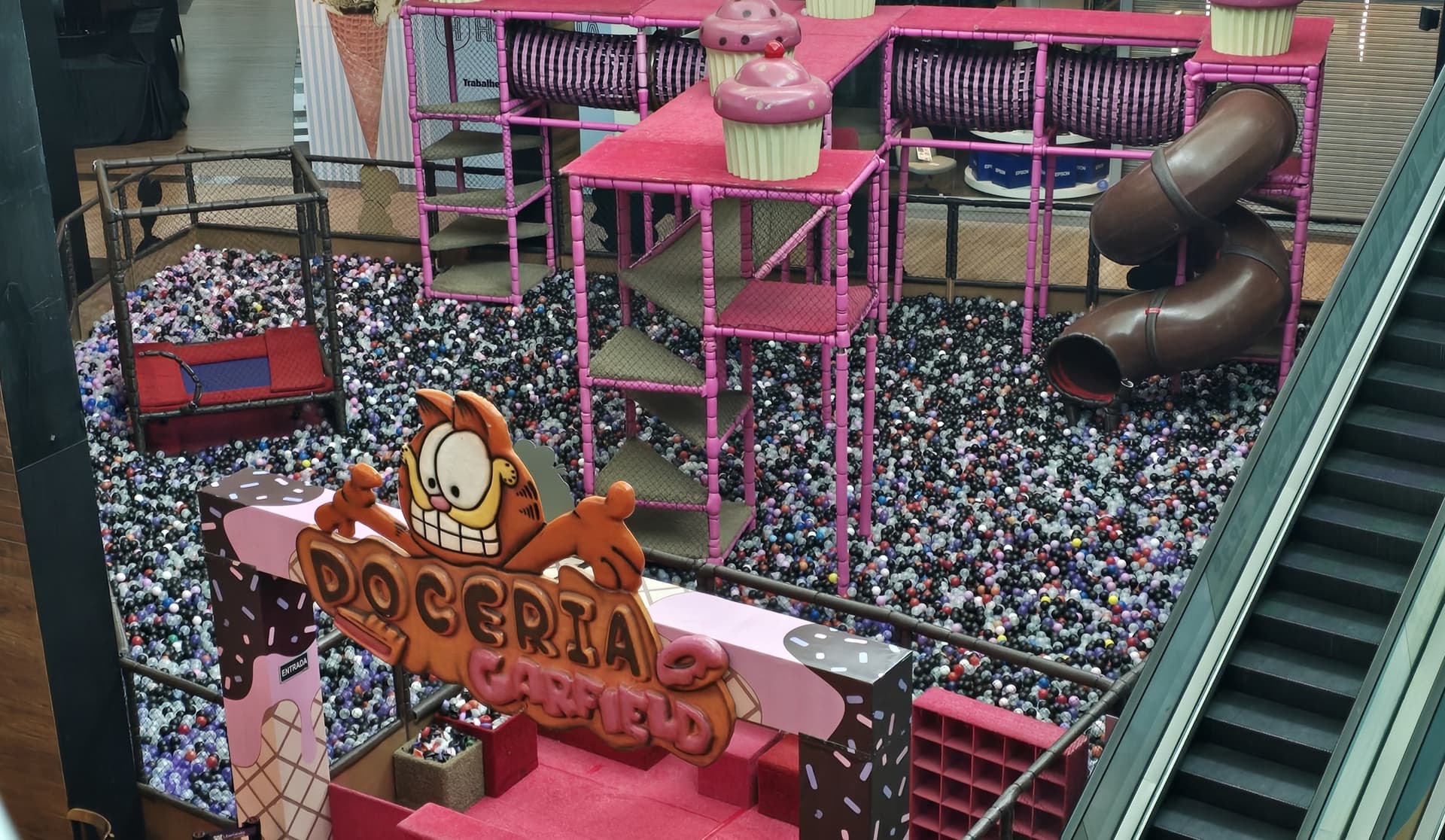 Banner do evento Nova atração infantil: Doceria do Garfield já encanta famílias no Uberlândia Shopping